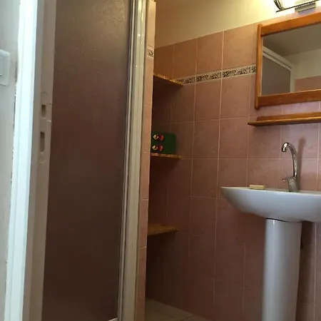 Tatil Evi Plein Sud : Jolie Maison Dans Village Pittoresque De L'herault. *